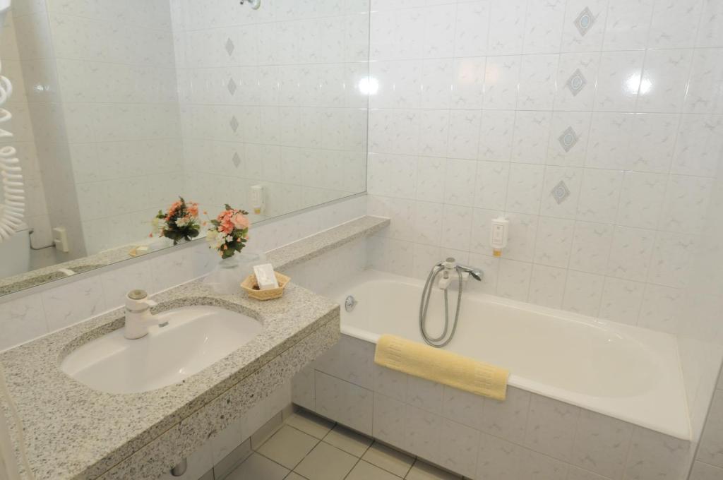 Hotel 4C Cluses Phòng bức ảnh